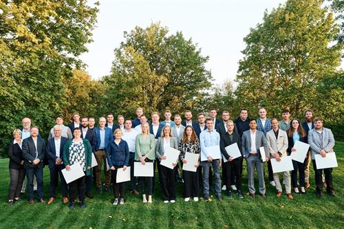 33 neue Gärtnermeisterinnen & Gärtnermeister feiern ihren Abschluss: Meisterbriefverleihung im Park der Gärten in Bad Zwischenahn